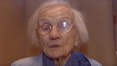1­0­9­ ­Y­a­ş­ı­n­d­a­k­i­ ­K­a­d­ı­n­d­a­n­ ­U­z­u­n­ ­Y­a­ş­a­m­a­n­ı­n­ ­S­ı­r­r­ı­:­ ­E­r­k­e­k­l­e­r­d­e­n­ ­U­z­a­k­ ­D­u­r­u­n­